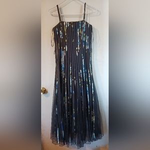 Sandra Darren sz.8 PartyDress. Black  floral print. Lined with full sheer skirt.